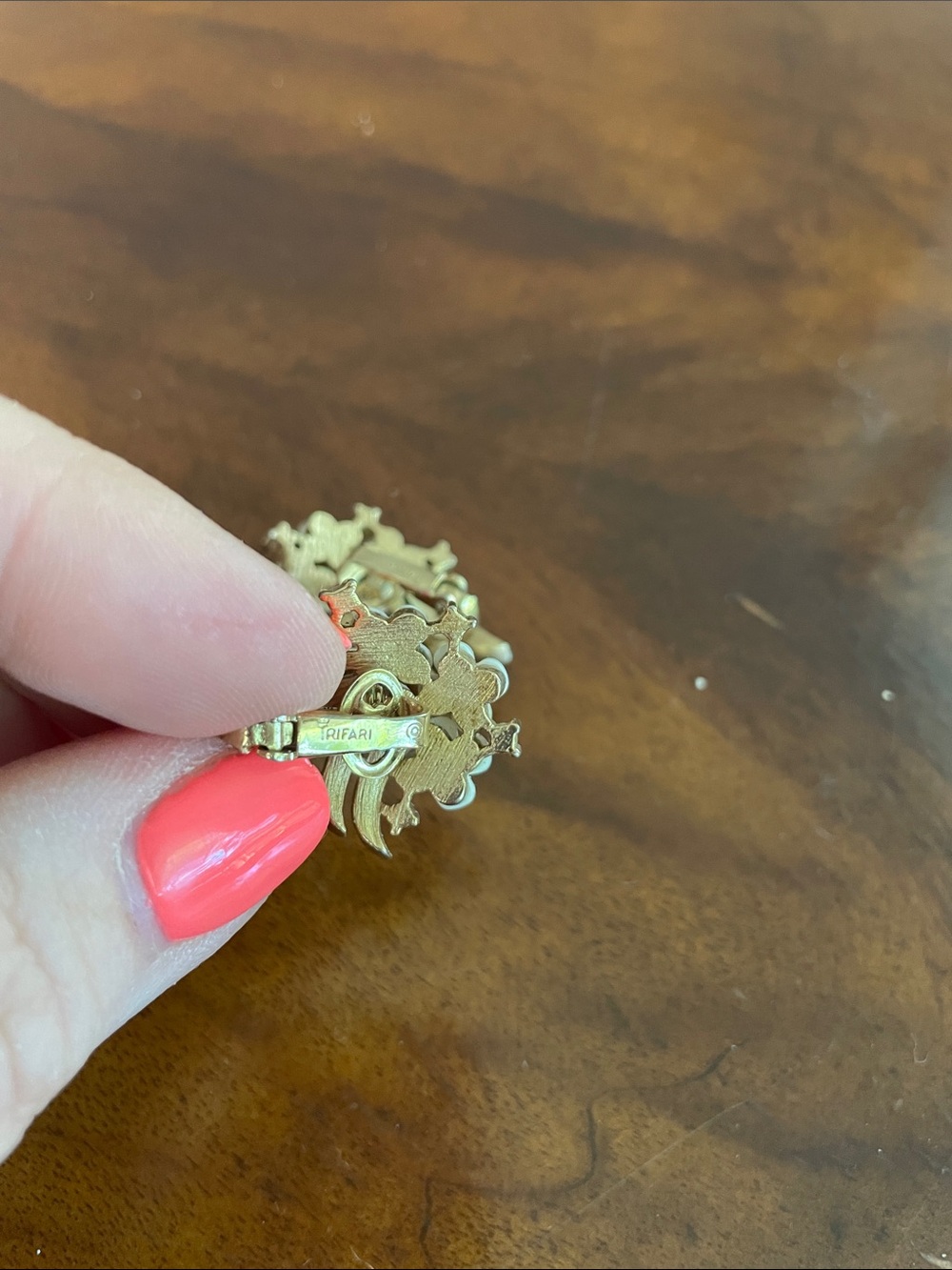 TRIFARI Vintage Gold-Colored Flower Cluster Clip-On Earrings Stamped Gorgeous - Picture 5 of 11